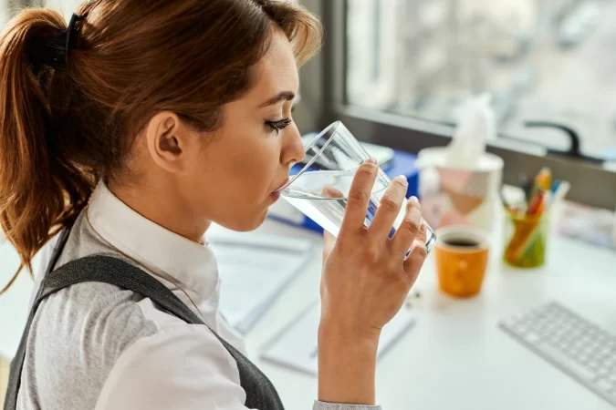 بالاخره بین غذا آب بنوشیم یا خیر؟ بالاخره بین غذا آب بنوشیم یا خیر؟