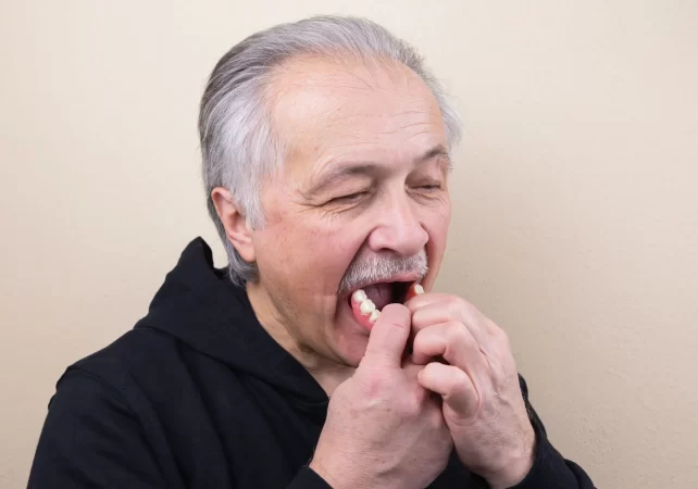 متخصص پروتز دندان ثابت و متحرک
