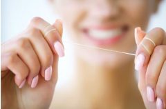 اهمیت استفاده از نخ دندان